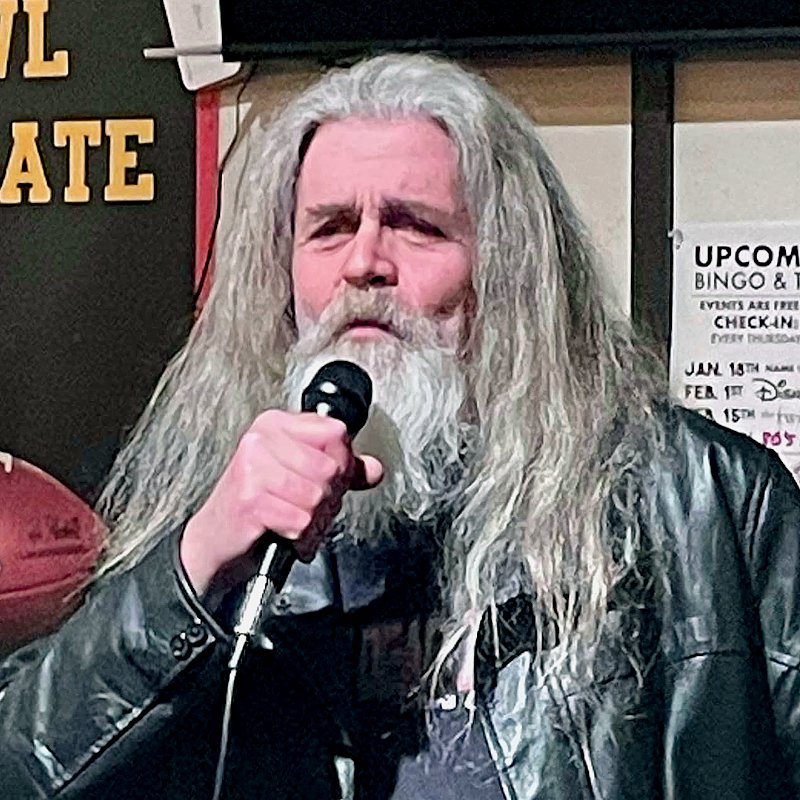 Dennis Cruise — Comedian on MicStand